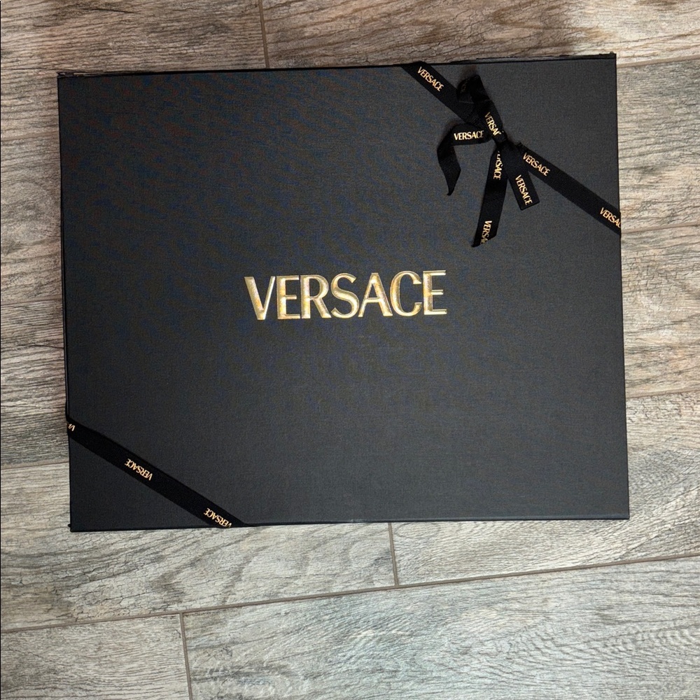 NWT Versace Red and Gold Patterned Robe - Picture 11 of 12
